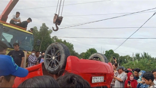 Lùi xe tránh phương tiện khác, xe ô tô rơi kênh, tài xế tử vong