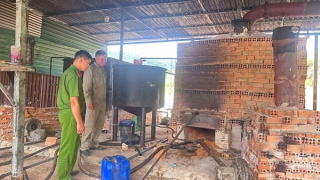 Phát hiện cơ sở tái chế hàng nghìn lít nhớt thải