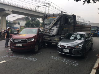 5 ô tô đâm liên hoàn trên đường Võ Nguyên Giáp, giao thông ùn ứ