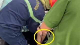 Giải cứu thanh niên nghi nhiễm HIV kẹt trên mái nhà