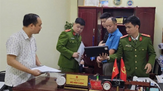 Bắt quả tang Chủ tịch UBND phường nhận tiền hối lộ ngay tại phòng làm việc