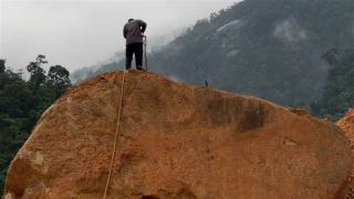 Dùng thuốc nổ để phá dỡ tảng đá "khủng", đường đèo Khánh Lê thông xe từ chiều mai