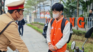 Cảnh sát xử lý nhiều học sinh vi phạm giao thông, bố mẹ vội đến xin cho con