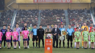 Bộ trưởng Lương Tam Quang dự khán trận giao hữu bóng đá giữa CLB Công an Hà Nội – CLB Slavia Praha