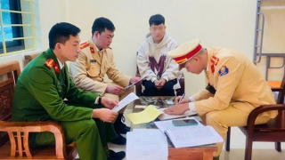 Xử lý nam thanh niên bốc đầu xe máy trên cầu Móng Sến