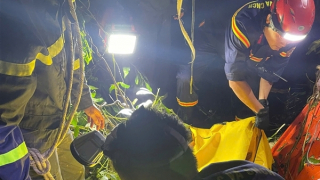 Xe đầu kéo chở gỗ lao xuống vực đèo A Co, tài xế tử vong trong cabin