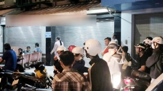 Công an khám xét một tiệm vàng ở Cà Mau