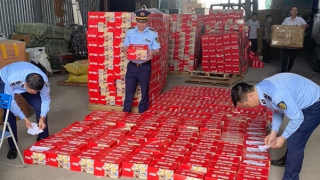 Hiểm họa từ đồ ăn vặt gắn mác “hàng nội địa"