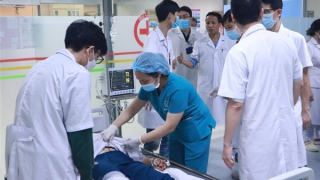 Nhiều người trẻ bị đột quỵ do tắm khuya