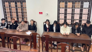 11 nam, nữ thuê chung phòng trọ để... cất giấu dao, kiếm