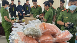 Thu giữ 12.000 viên "hồng phiến" được giấu trong bình đựng măng ớt