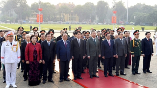 Lãnh đạo Đảng, Nhà nước, Quân ủy Trung ương, Bộ Quốc phòng vào Lăng viếng Chủ tịch Hồ Chí Minh