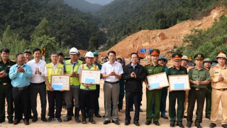 Khen thưởng 4 đơn vị tích cực cứu nạn, cứu hộ và khắc phục sạt lở trên đèo Khánh Lê
