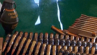 Đào hố chôn rác, đụng túi nhựa chứa cả trăm viên đạn