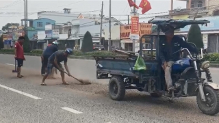 CSGT truy tìm, buộc tài xế xe benz phải thu gom cát, đá làm rơi xuống đường