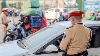 Thói quen xấu của hàng loạt tài xế ô tô, xe máy bị CSGT xử lý