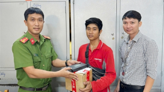 Thượng úy Công an tìm shiper trả lại gói hàng đánh rơi trị giá 37 triệu đồng