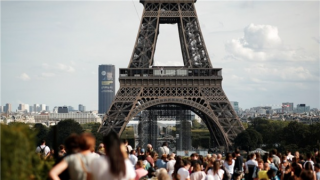 Hỏa hoạn bùng phát tại tháp Eiffel trước thềm Giáng sinh