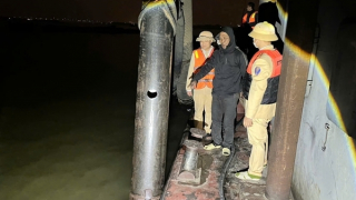 Cuối năm, CSGT mật phục bắt nhiều tàu hút trộm cát trên sông Hồng