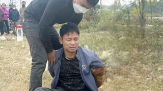 Bị bắt khi đang lái xe chở 2 bánh heroin, khám xét lộ diện thêm hồng phiến, pháo lậu