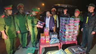 “Nhà báo dỏm” chở pháo lậu bị khởi tố