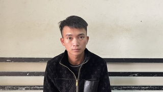 Vào tiệm vàng vờ hỏi mua rồi cuỗm 1 cây vàng bỏ chạy