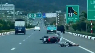 Vụ xe taxi cán qua người trên cao tốc Liên Khương là do mâu thuẫn tiền bạc