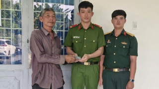 Người đàn ông vui mừng nhận lại 13 nhẫn vàng và giấy tờ tùy thân bị đánh rơi