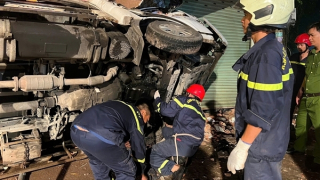 Kịp thời cứu nạn tài xế kẹt trong ca bin biến dạng sau tai nạn trong đêm