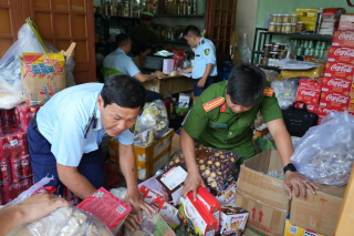 Phát hiện số lượng lớn thực phẩm không nguồn gốc trong cửa hàng tạp hoá