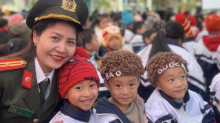 Cục Công nghiệp an ninh tặng quà trị giá trên 320 triệu đồng cho phụ nữ, học sinh nghèo ở Cao Bằng