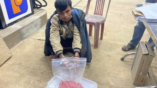 Thanh niên đi xe máy qua cây xăng rồi bất ngờ ném “bọc lạ” xuống gầm xe tải