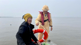 Thủy đoàn 1 kịp thời cứu ngư dân trên tàu cá bị chìm