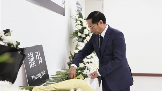 Phó Thủ tướng viếng và ghi sổ tang chia buồn tại Đại sứ quán Hàn Quốc