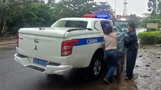 CSGT dùng xe chuyên dụng kịp đưa người đàn ông bị đột quỵ đến bệnh viện