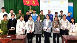 Trao tặng quà cho học sinh có hoàn cảnh khó khăn dịp Tết đến Xuân về