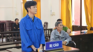 Giữ súng làm kỷ niệm, cựu Trưởng ấp cùng con trai lãnh án tù