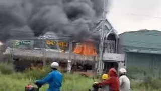 Thực khách tháo chạy khỏi đám cháy ở quán ăn Ốc Mẹt 2