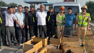 Đặt xe vận chuyển nửa tấn pháo đem giao tại trạm thu phí trên cao tốc