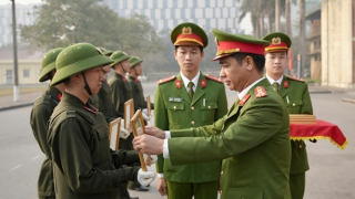 Hơn 300 học viên đào tạo văn bằng 2 hoàn thành huấn luyện đầu khoá