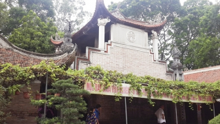 Tiếng chuông bên dòng sông hoa đào