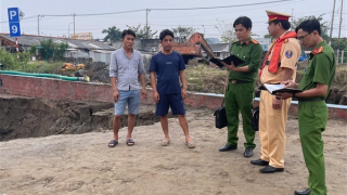 Lập biên bản 2 sà lan chở cát không có hoá đơn hợp lệ