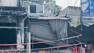 Hai mẹ con trèo qua mái tôn nhà dân thoát khỏi đám cháy tiệm Spa