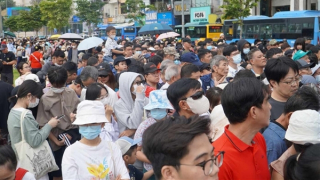 Cần tuân thủ quy tắc an toàn và tôn trọng những người xung quanh khi đi Metro