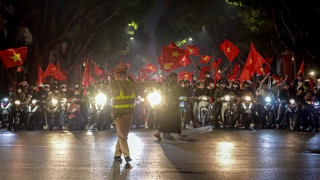 Công an Thủ đô trắng đêm đảm bảo an toàn cho người hâm mộ ăn mừng chiến thắng