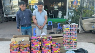 Bắt giữ đối tượng vận chuyển gần 2 tạ pháo lậu