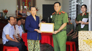 Công an tỉnh Hậu Giang bàn giao nhà nghĩa tình đồng đội trước thềm xuân mới