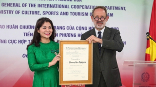Trao Huân chương Công trạng của Cộng hòa Italia cho TS Nguyễn Phương Hòa