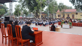 Khi các chú Công an cùng em đến trường