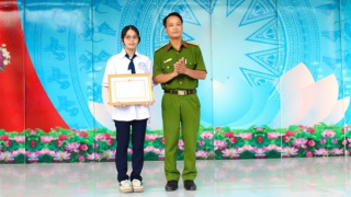 Khen thưởng nữ sinh giao nộp khẩu súng nhặt được